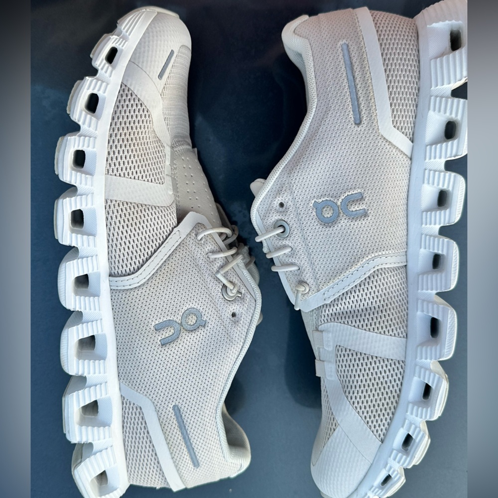 On Running Cloud 6 pearl/white Athletic Shoes